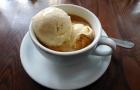 Tradičná zalievaná káva so zmrzlinou a čokoládou Aký druh kávy so zmrzlinou je