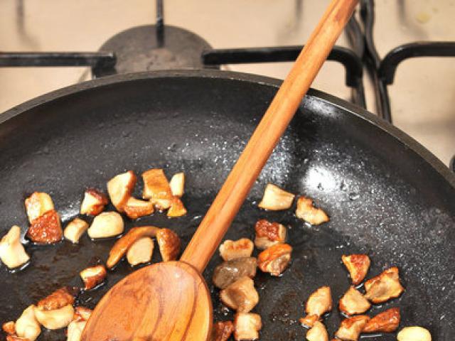 Napakagandang julienne na may manok at mushroom - isang recipe para sa mga tunay na gourmet na may mga larawan at video