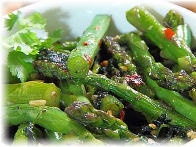 Asparagus sa Korean: mga benepisyo at pinsala, kung ano ang gawa sa, calories