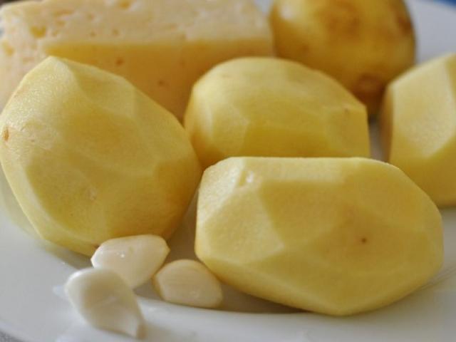 Patatas na may cream at keso sa oven - isang mabango, kasiya-siya at malambot na ulam!