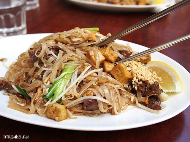Pad Thai - rice noodles na may hipon Magkano ang halaga ng Pad Thai sa Thailand