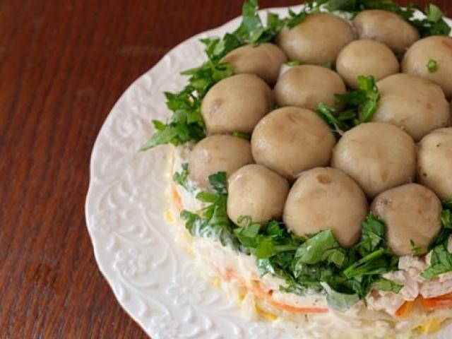 Saláta „Mushroom Glade” klasszikus és diétás recept