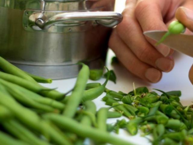 Asparagus at green beans para sa taglamig: mga recipe sa tomato sauce na may mga larawan at video