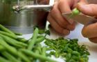 مارچوبه و لوبیا سبز برای زمستان: دستور العمل در سس گوجه فرنگی با عکس و فیلم
