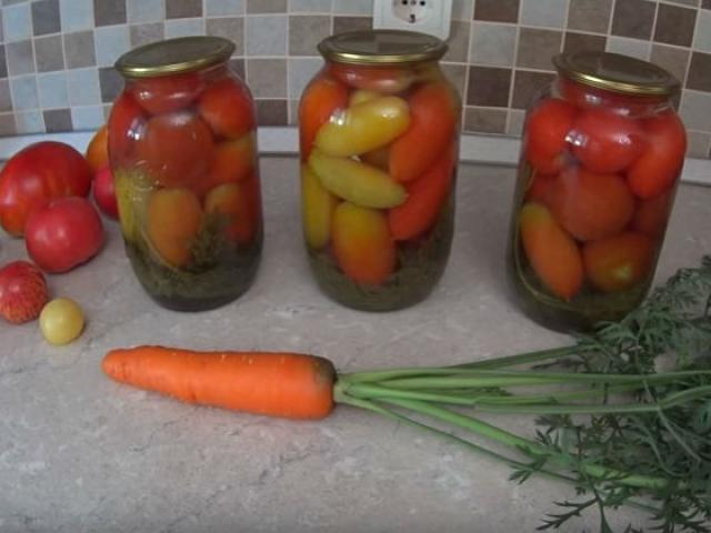 Как правилно да мариновате домати в буркани за зимата