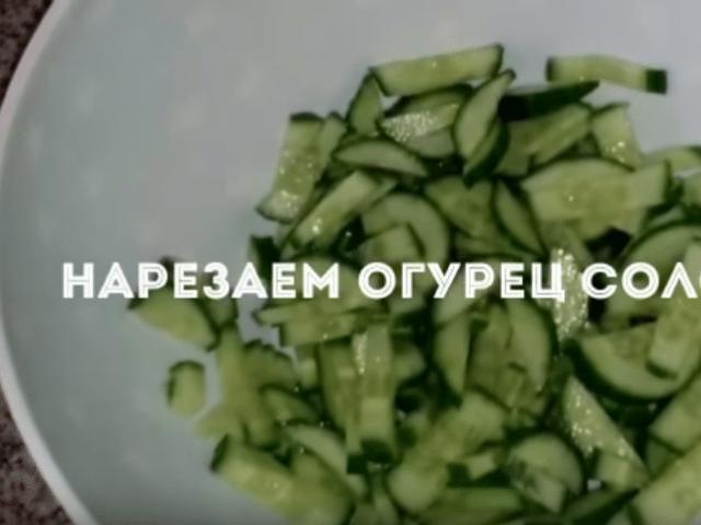 Прості рецепти салатів з відвареною куркою Салат простий з курки простий без грибів