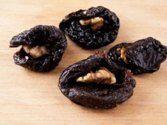 Prunes with walnuts - how to properly stuff and cook with sour cream or butter cream Prunes with walnuts and butter cream