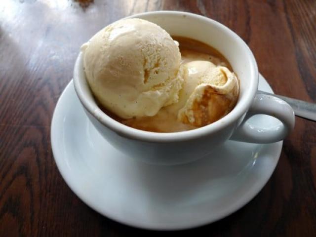 Traditional brewed coffee with ice cream and chocolate What kind of coffee with ice cream is