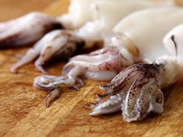 Kalamarya gemista (Squid stuffed with rice)