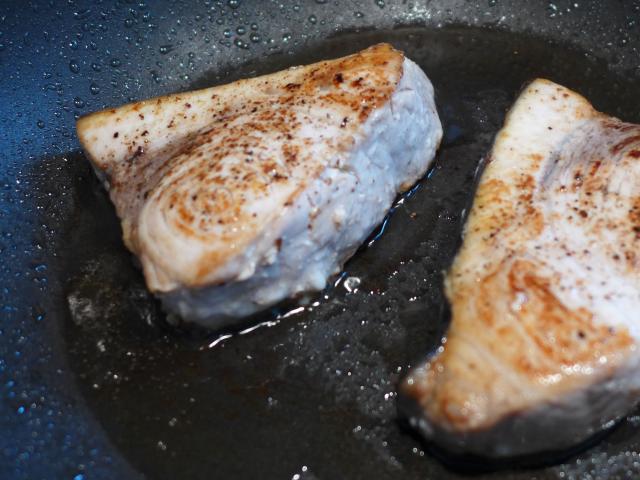 Стейки из рыбы-меч с базиликовым маслом Меч-рыба с маслом 